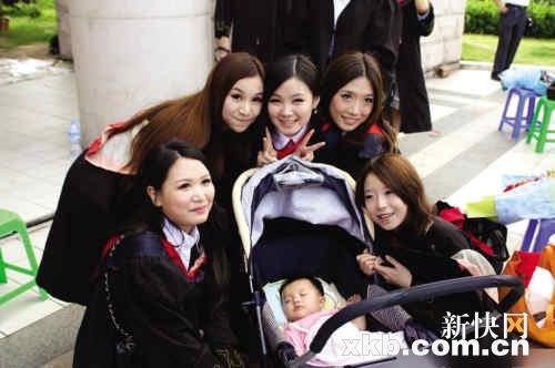 广州高校女生抱婴儿拍毕业照 大三时意外怀孕