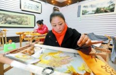 海归女白领放弃高薪回乡创业做龙绣