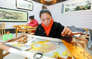 陈洁在自己的绣坊里赶制温州客商需要的龙绣。 重庆晨报记者 杨新宇 实习生 苑铁力 摄 陈洁在自己的绣坊里赶制温州客商需要的龙绣。 重庆晨报记者 杨新宇 实习生 苑铁力 摄