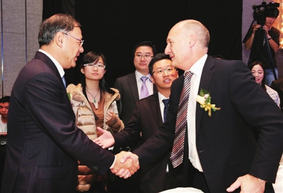 马勇智(左一)与英国帝国理工大学副校长DavidGann热情交流。(《深圳侨报》/李恩