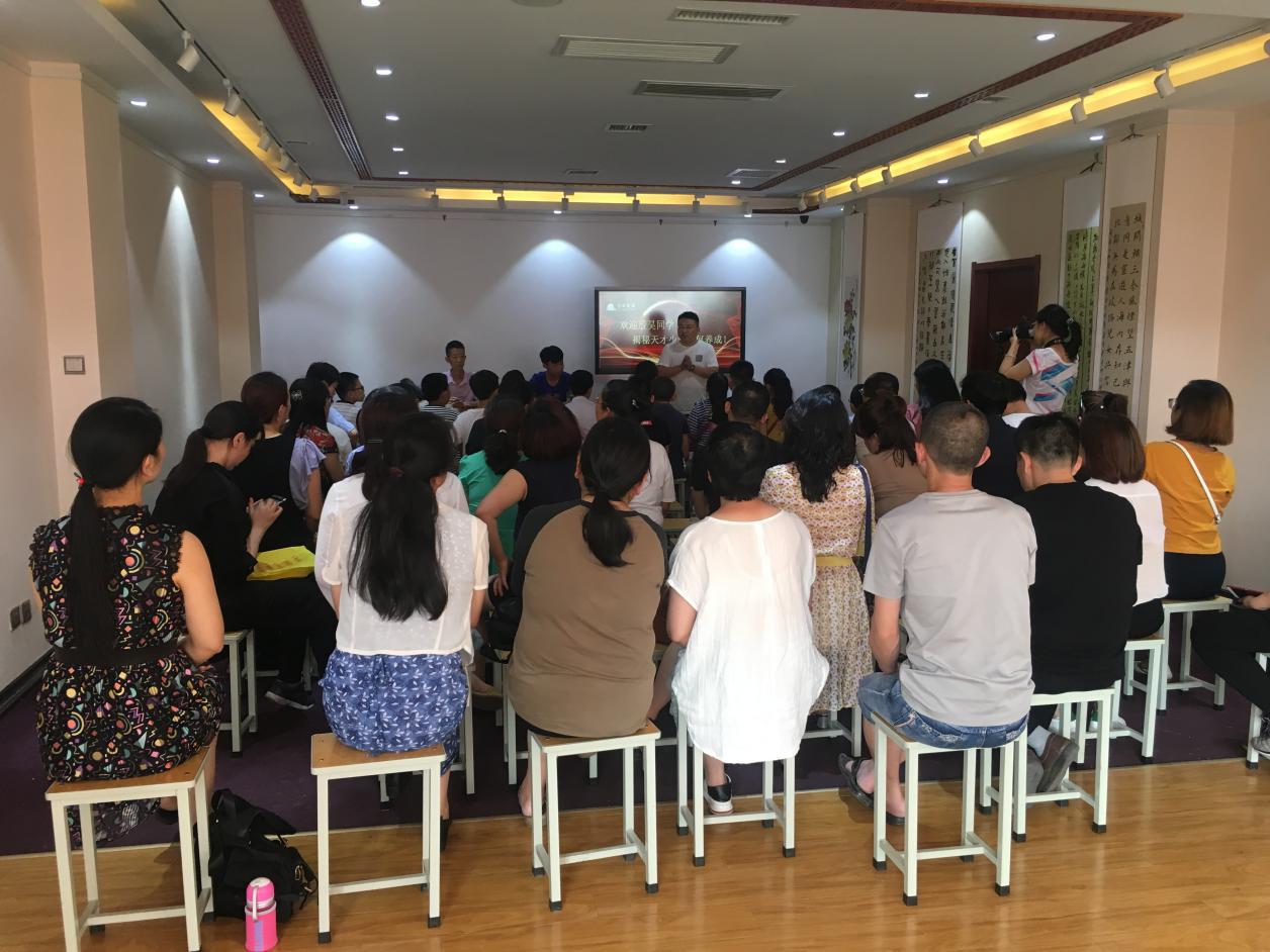 90后海归学霸在做什么人工智能创业项目