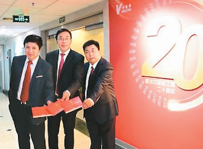 邓中翰(中)与杨晓东(左)、张韵东(右)等团队七人受邀参加新中国成立七十周年国庆盛典